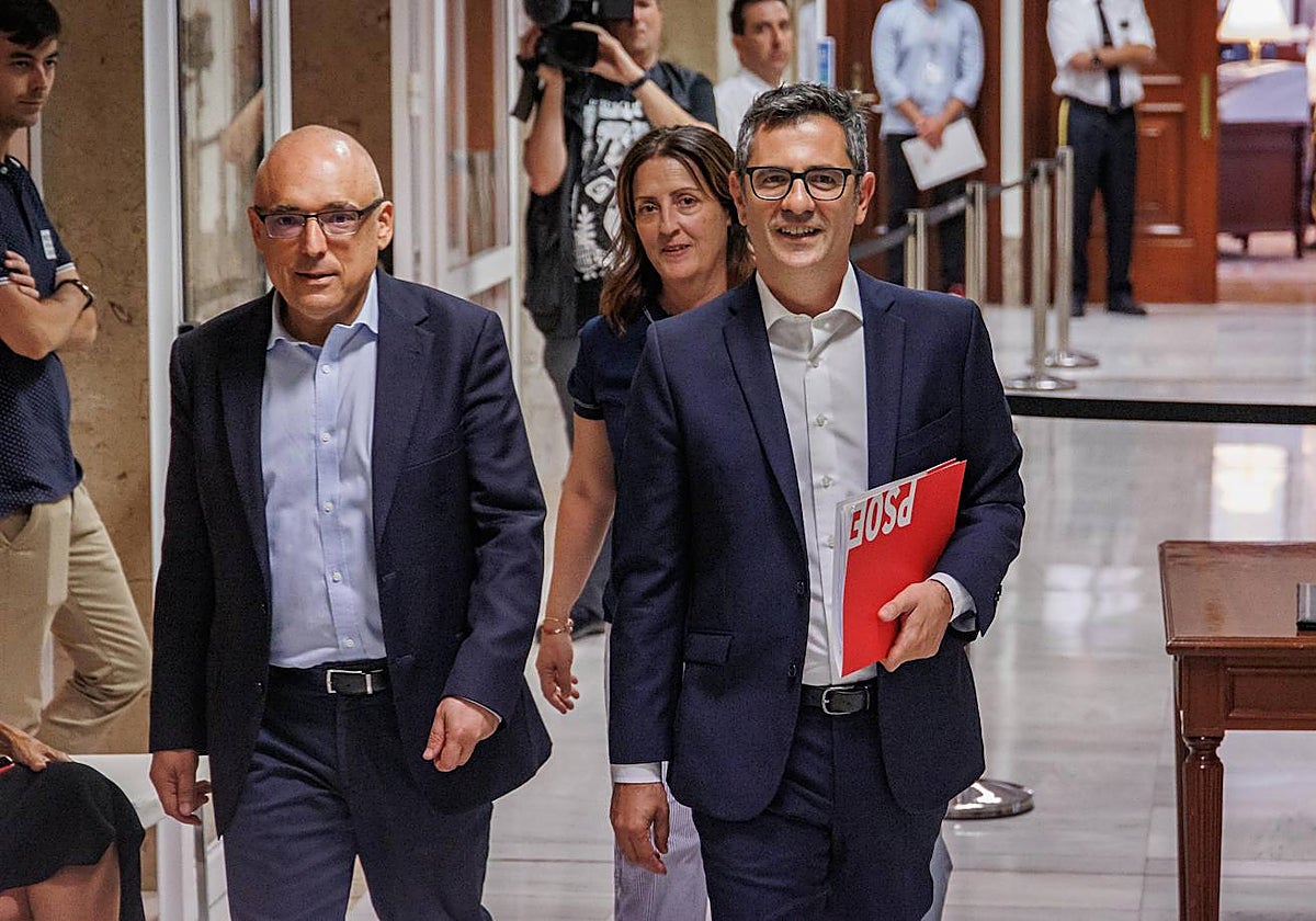 Los socialistas Rafael Simancas y Félix Bolaños, este jueves, momentos antes de atender a la prensa