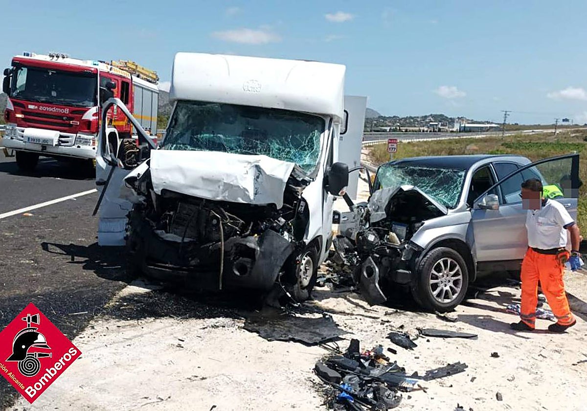 Imagen del choque frontal entre dos vehículos en la N-332 a su paso por Benissa