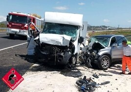 Un choque frontal entre dos vehículos se salda con cinco heridos en Alicante, uno de ellos grave