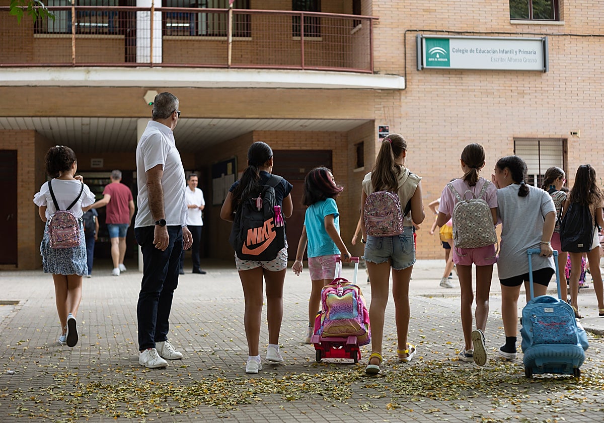 Alumnos a la entrada de un colegio de Sevilla