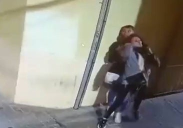 Brutal mataleón a una septuagenaria en Ciudad Lineal: se llevan joyas y oro en el portal de su casa