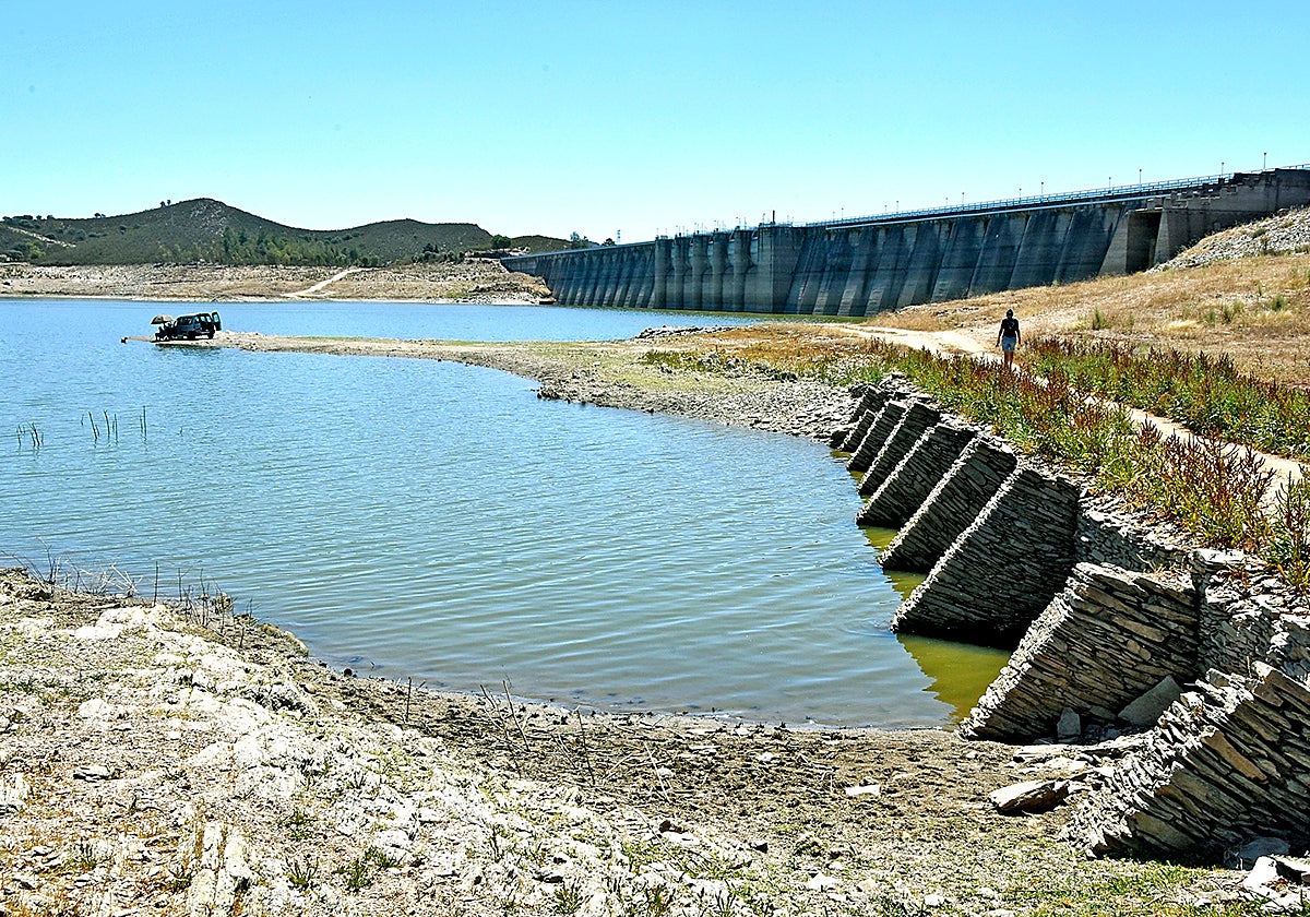 Imagen del pantano de Aracena tomada a principios de agosto