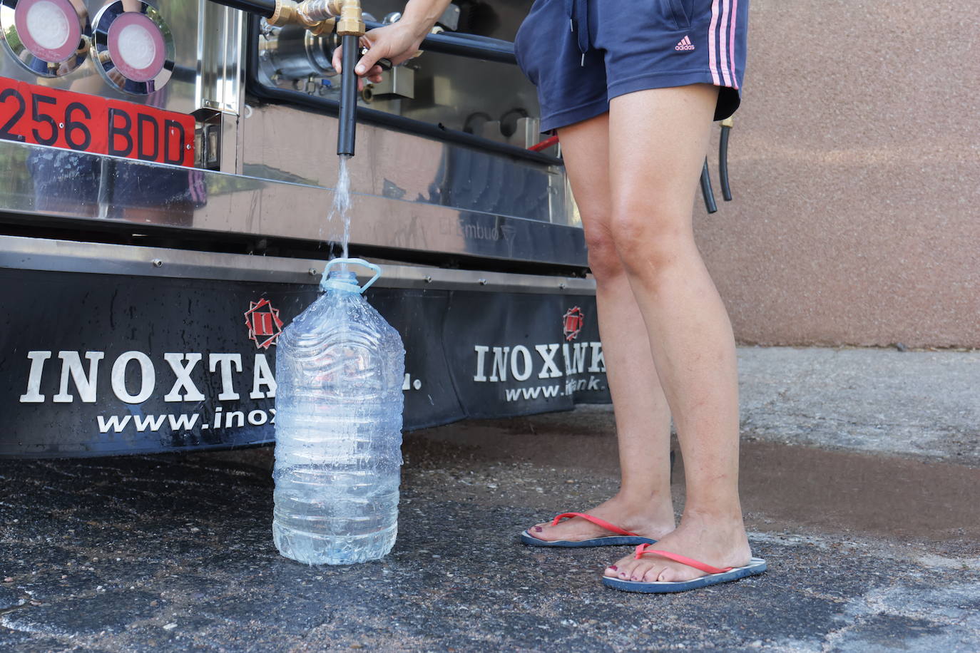 El primer reparto de agua potable en Las Jaras, en imágenes