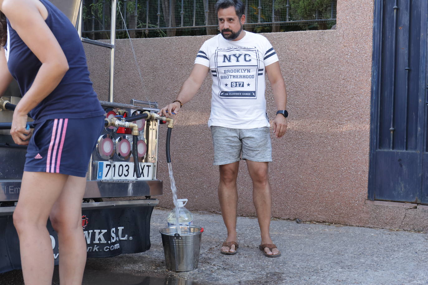 El primer reparto de agua potable en Las Jaras, en imágenes