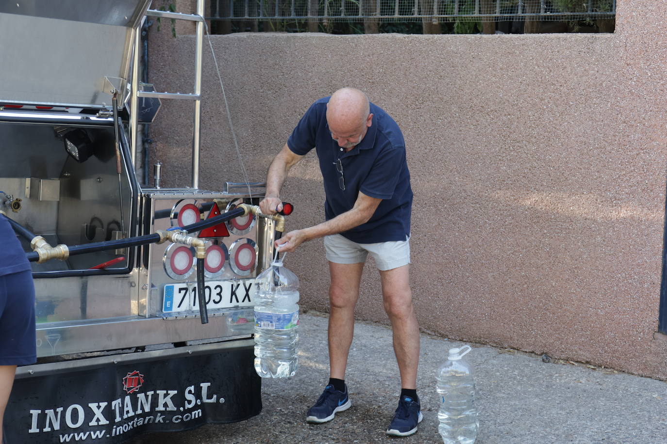 El primer reparto de agua potable en Las Jaras, en imágenes