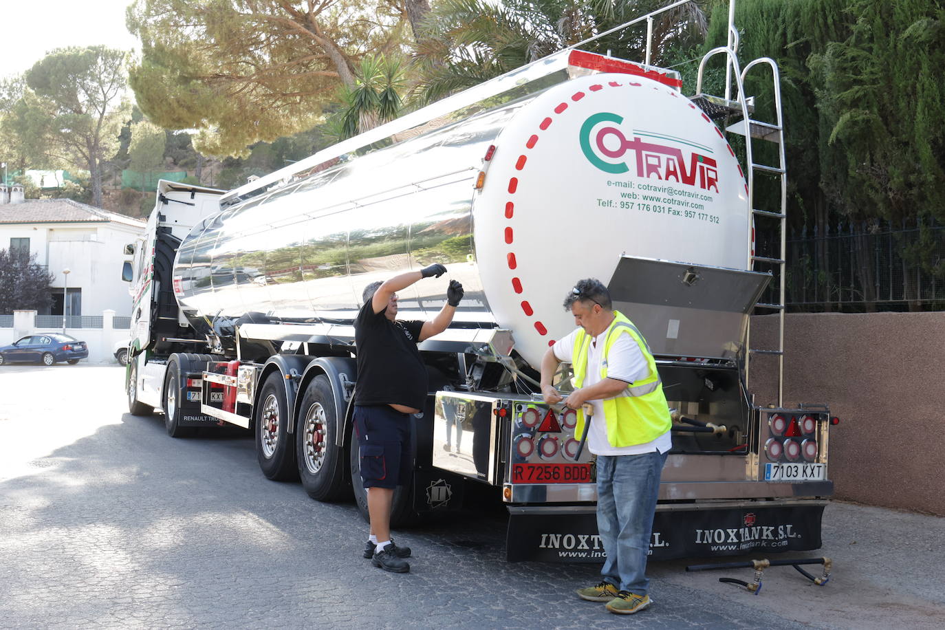 El primer reparto de agua potable en Las Jaras, en imágenes