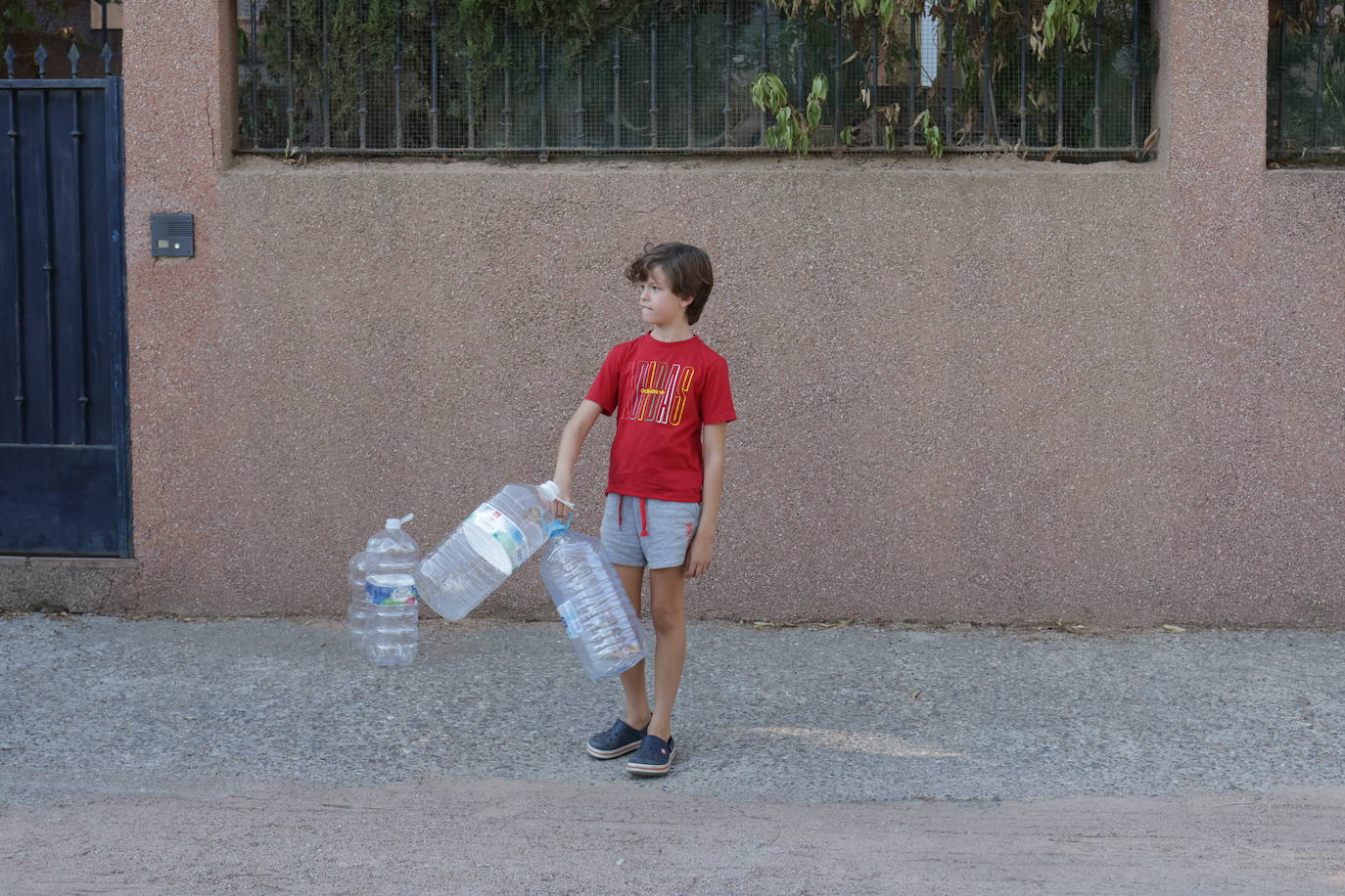 El primer reparto de agua potable en Las Jaras, en imágenes