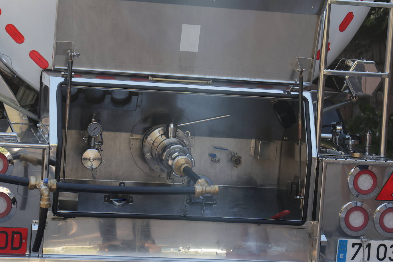 El primer reparto de agua potable en Las Jaras, en imágenes