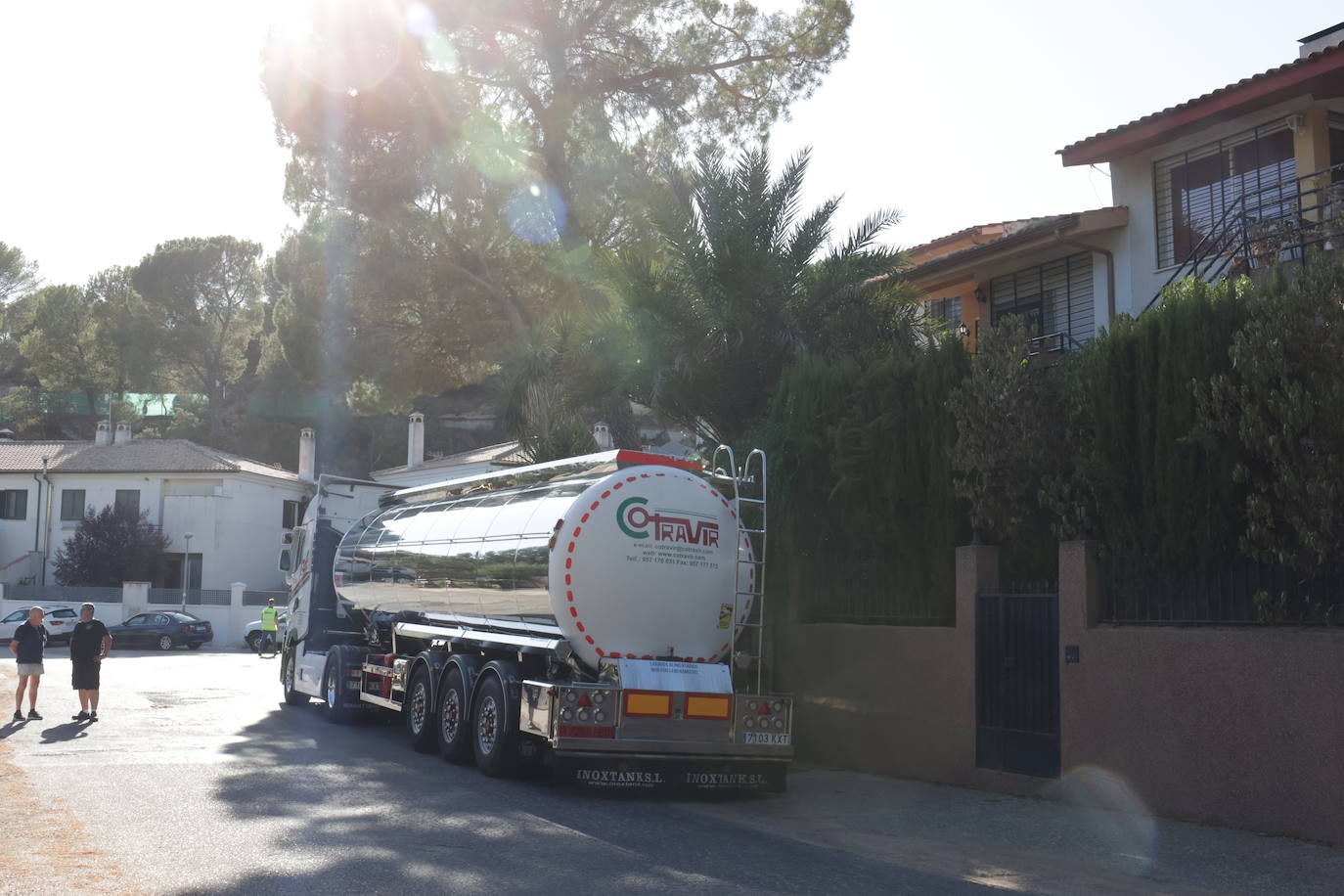 El primer reparto de agua potable en Las Jaras, en imágenes