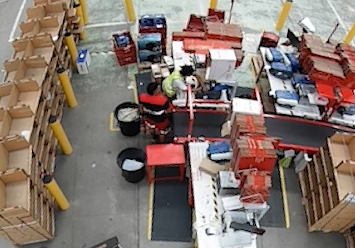 Robo millonario de mil móviles liderado por una empleada en un almacén de electrodomésticos