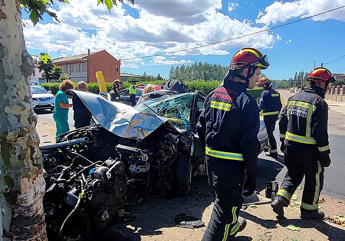 El personal de emergencias, en el lugar del accidente tras el choque de un vehículo contra un árbol en Carrizo de la Ribera (León)