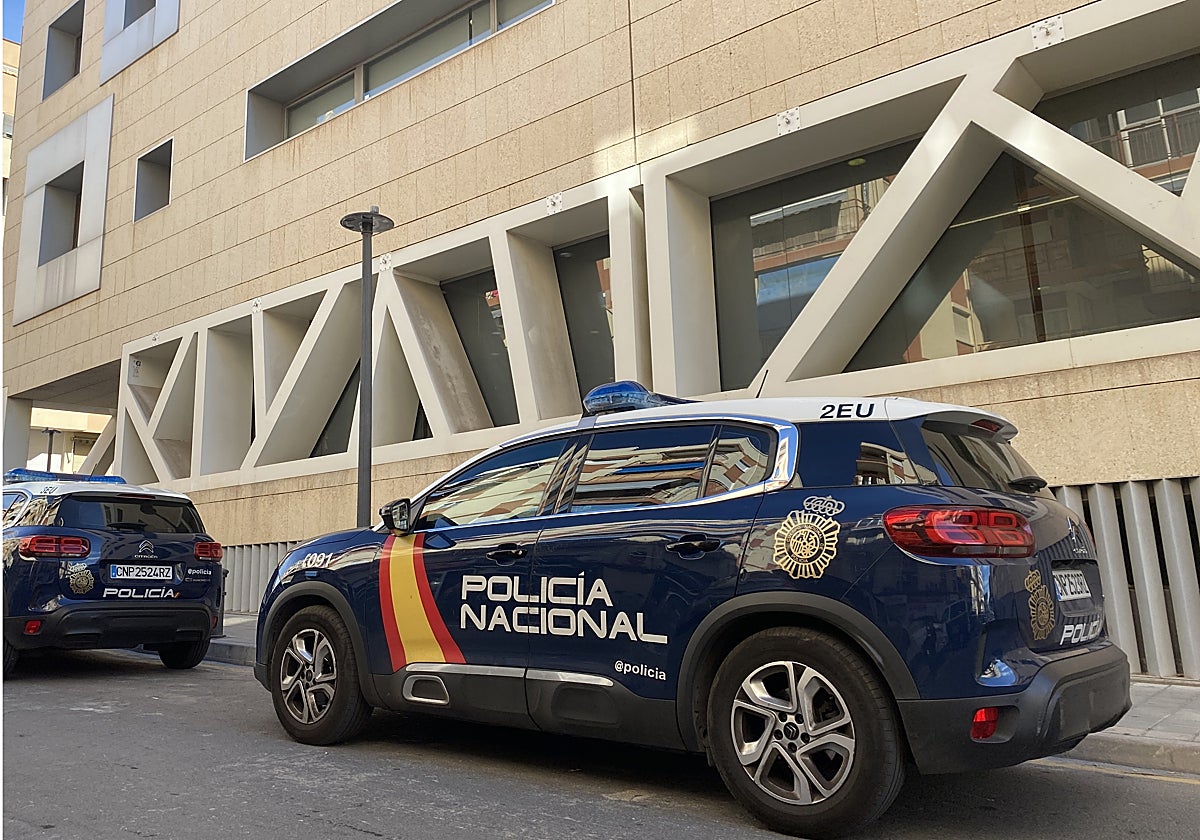 Coches patrulla aparcados junto a la Comisaría Provincial de Alicante.