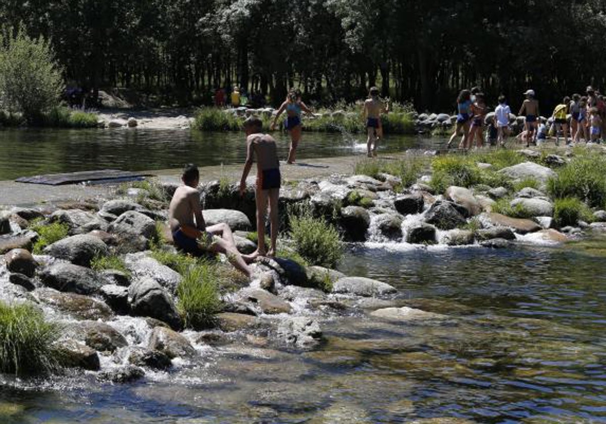 Varios ciudadanos pasan la tarde en Las Presillas