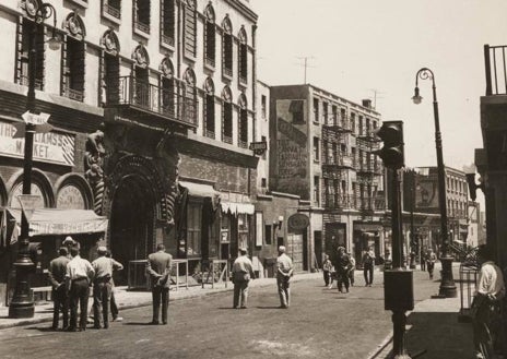 Imagen secundaria 1 - Arriba, decorado de 'Un ángel pasó por Brooklyn', en los Estudios Chamartín (1957). Abajo, izquierda, otra imagen de ese mismo rodaje. Dcha, parque de diversiones de la Ciudad Lineal, en 1918. 