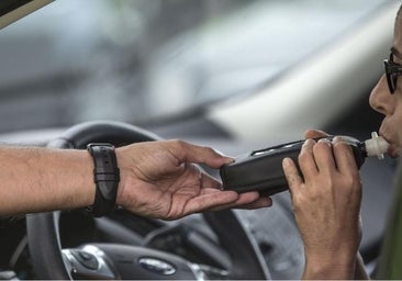 Un conductor ebrio se da a la fuga tras colisionar contra un contenedor y otro turismo
