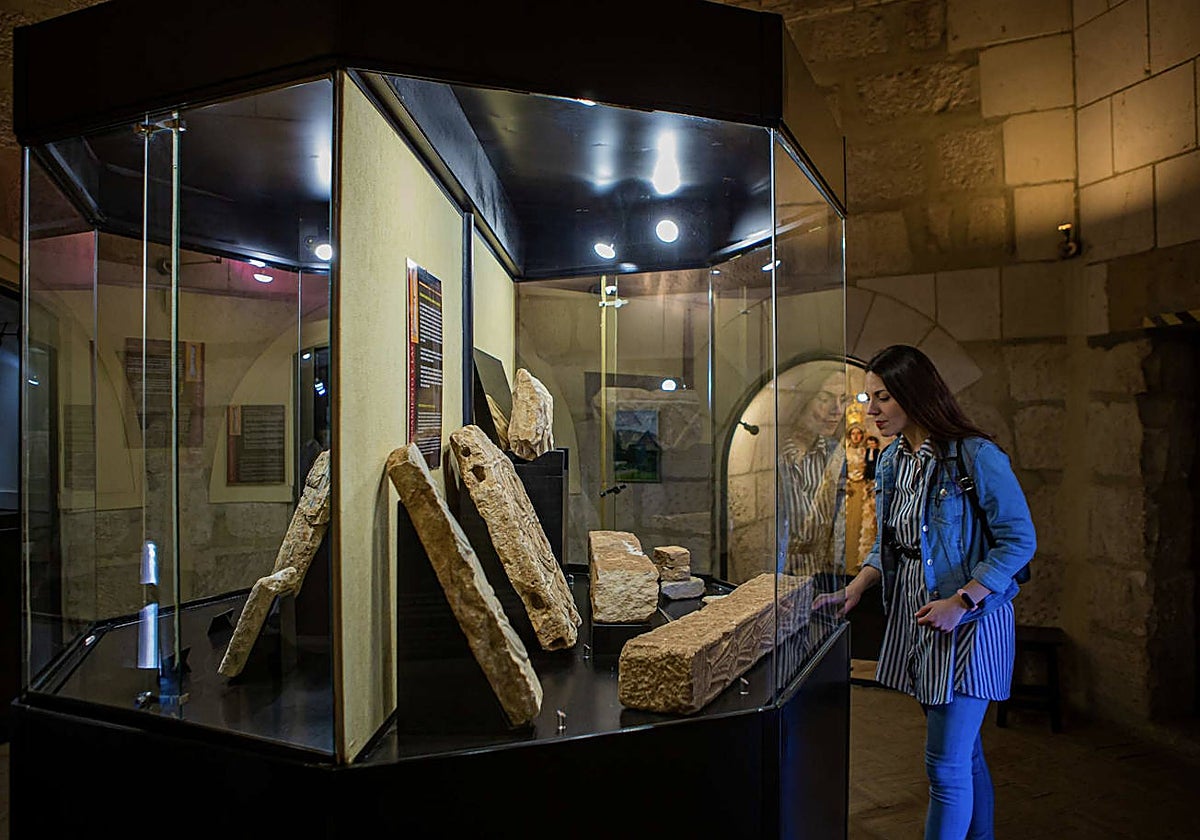 Una de las salas del museo arqueológico de Lucena situado dentro de la fortaleza medieval