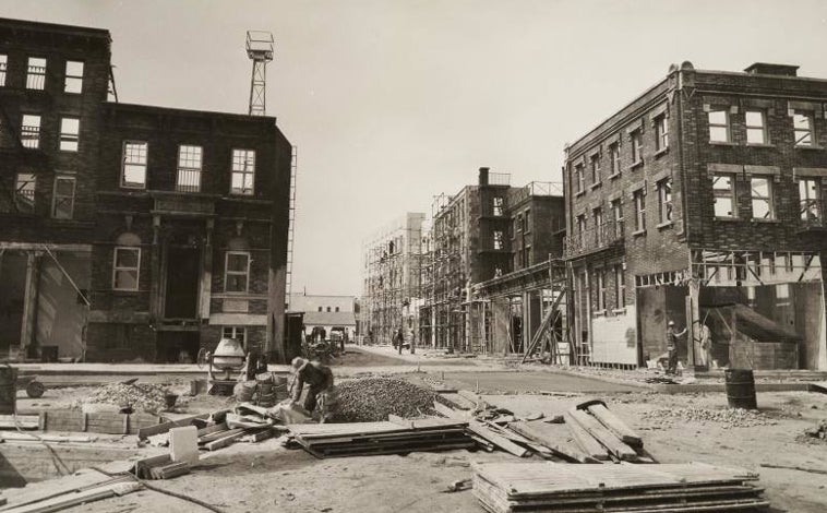 Imagen principal - Arriba, decorado de 'Un ángel pasó por Brooklyn', en los Estudios Chamartín (1957). Abajo, izquierda, otra imagen de ese mismo rodaje. Dcha, parque de diversiones de la Ciudad Lineal, en 1918. 