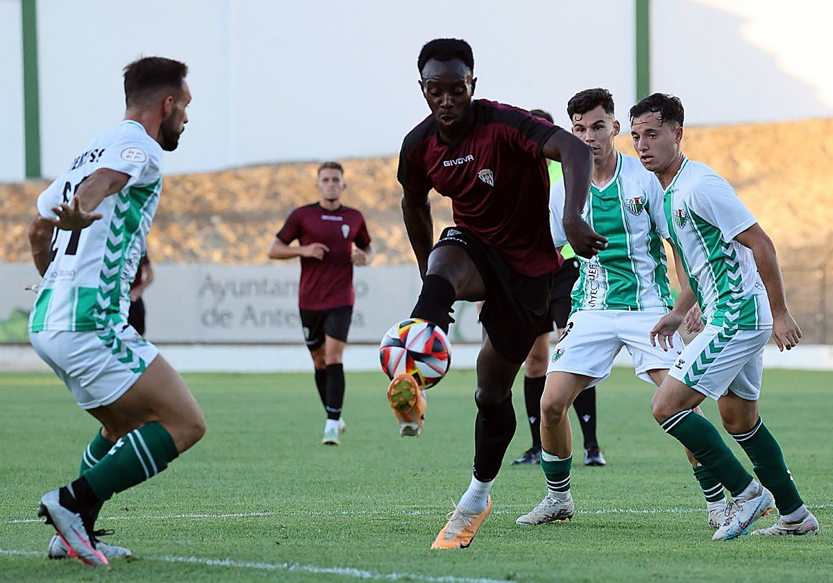Diarra contra el balón durante el partido con el Antequera