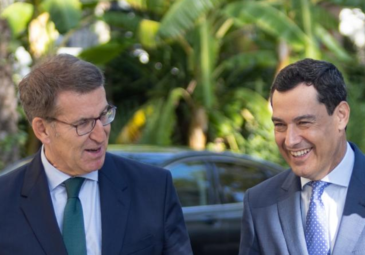 Alberto Núñez Feijóo y Juanma Moreno, en Sevilla, el 7 de julio, antes de que el primero pronunciara una conferencia