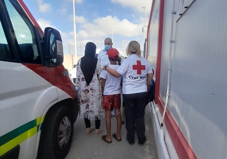 Inmigrantes rescatados en pateras, atendidos por la Cruz Roja.