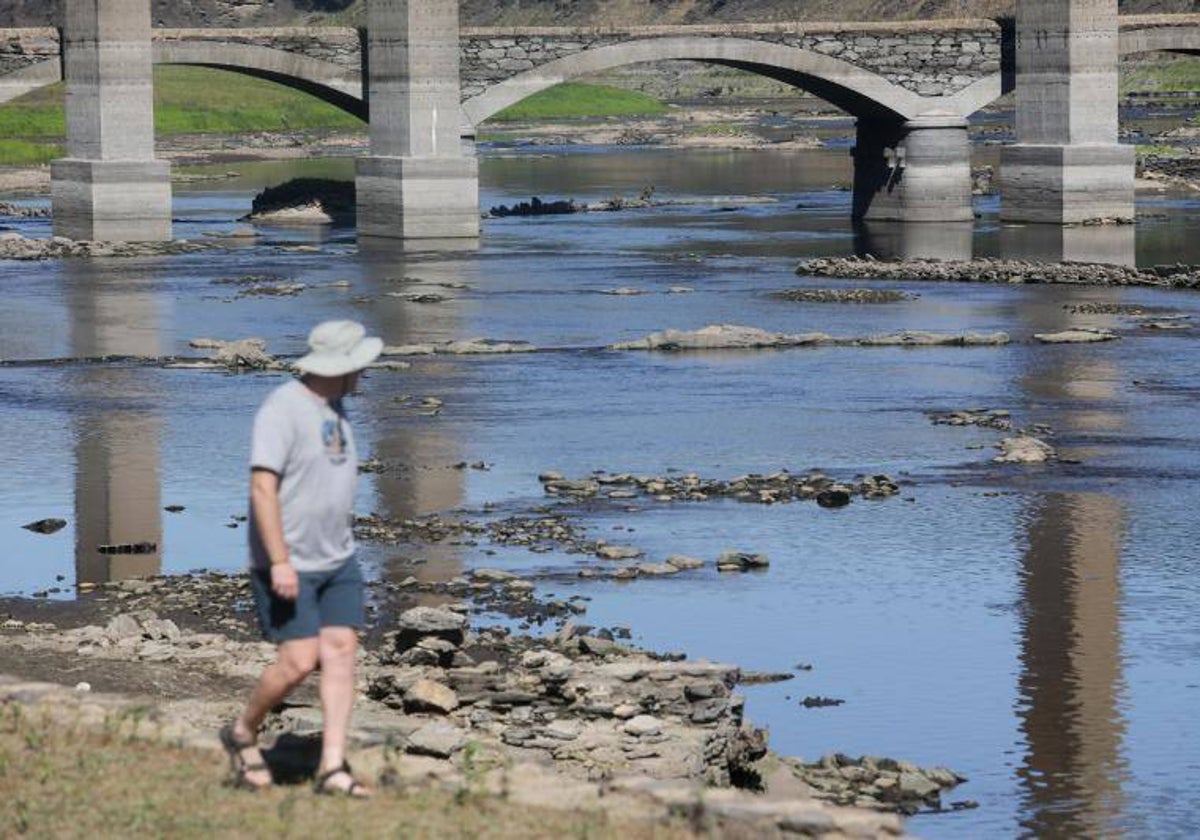 Un hombre camina por el río Miño, en Lugo, en el verano de 2022