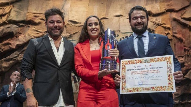 La ganadora del Festival Internacional de Cante de las Minas Rocío Luna junto a Miguel Poveda