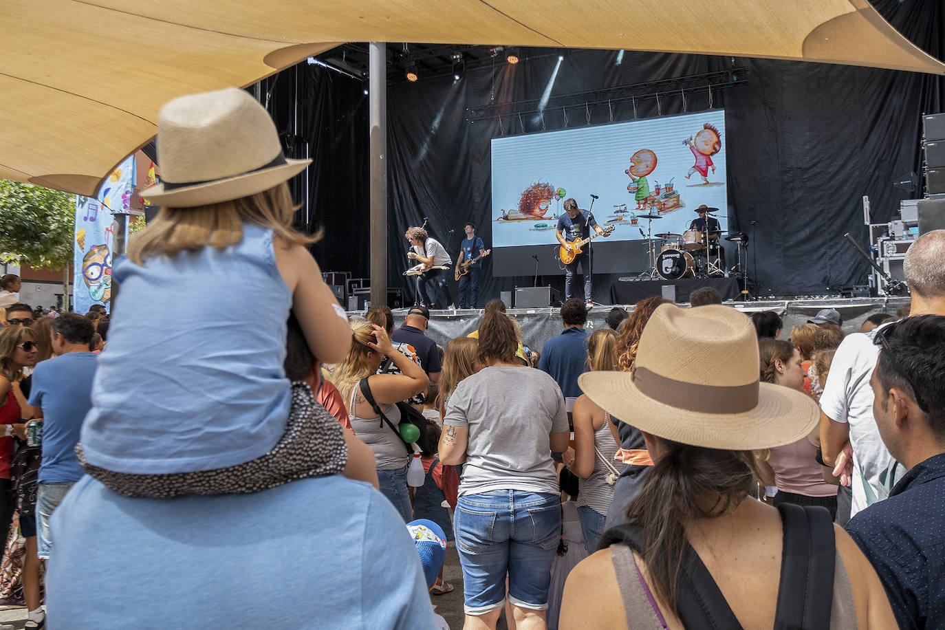 Las imágenes de la jornada grande de Sonorama y el desnudo reivindicativo de Amaral