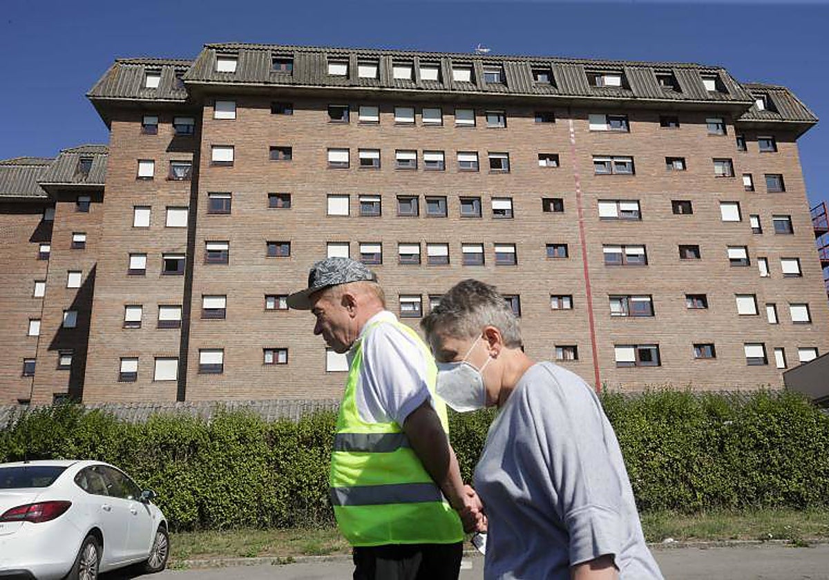 Dos ancianos, ante una residencia, en una imagen de archivo
