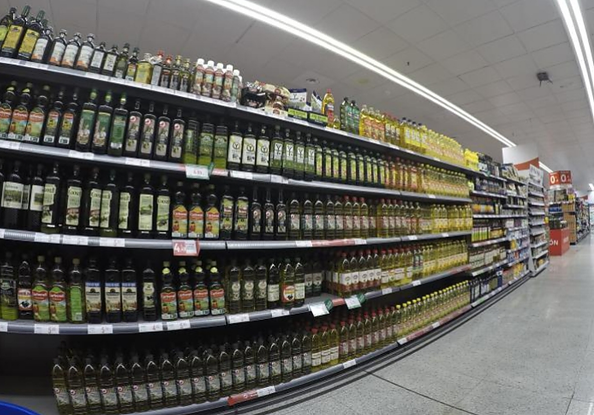 Aceite de oliva en los lineales de un supermercado en una imagen de archivo