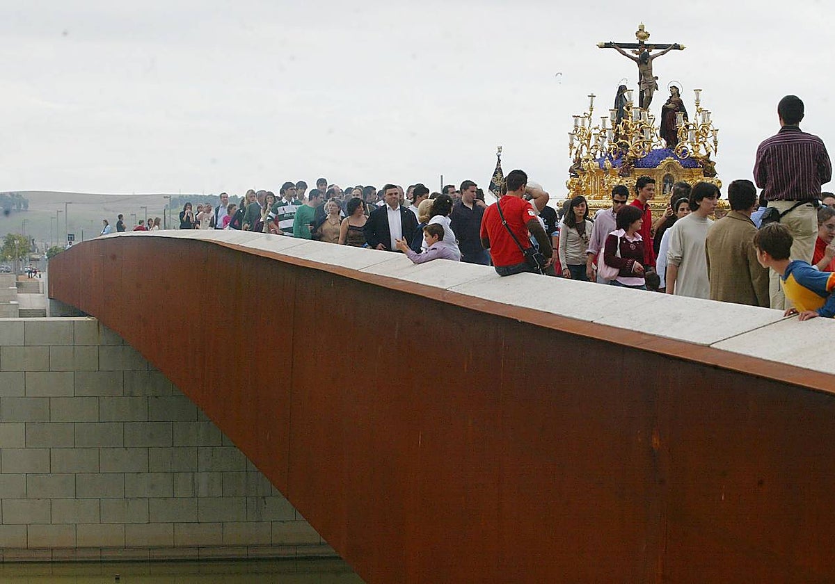 El Cristo del Amor cruza, por primera vez, el Puente de Miraflores el 22 de octubre de 2005