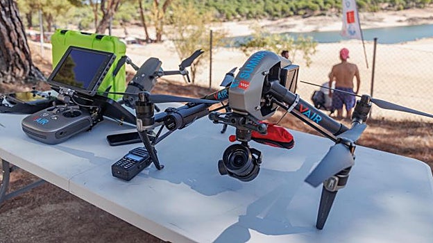 A la izquierda, el dron más pequeño, utilizado desde la embarcación para llegar a zonas más escondidas. A la derecha, la aeronave más grande, con una gran capacidad de autonomía y rango de lejanía, que se utiliza desde la base de operaciones