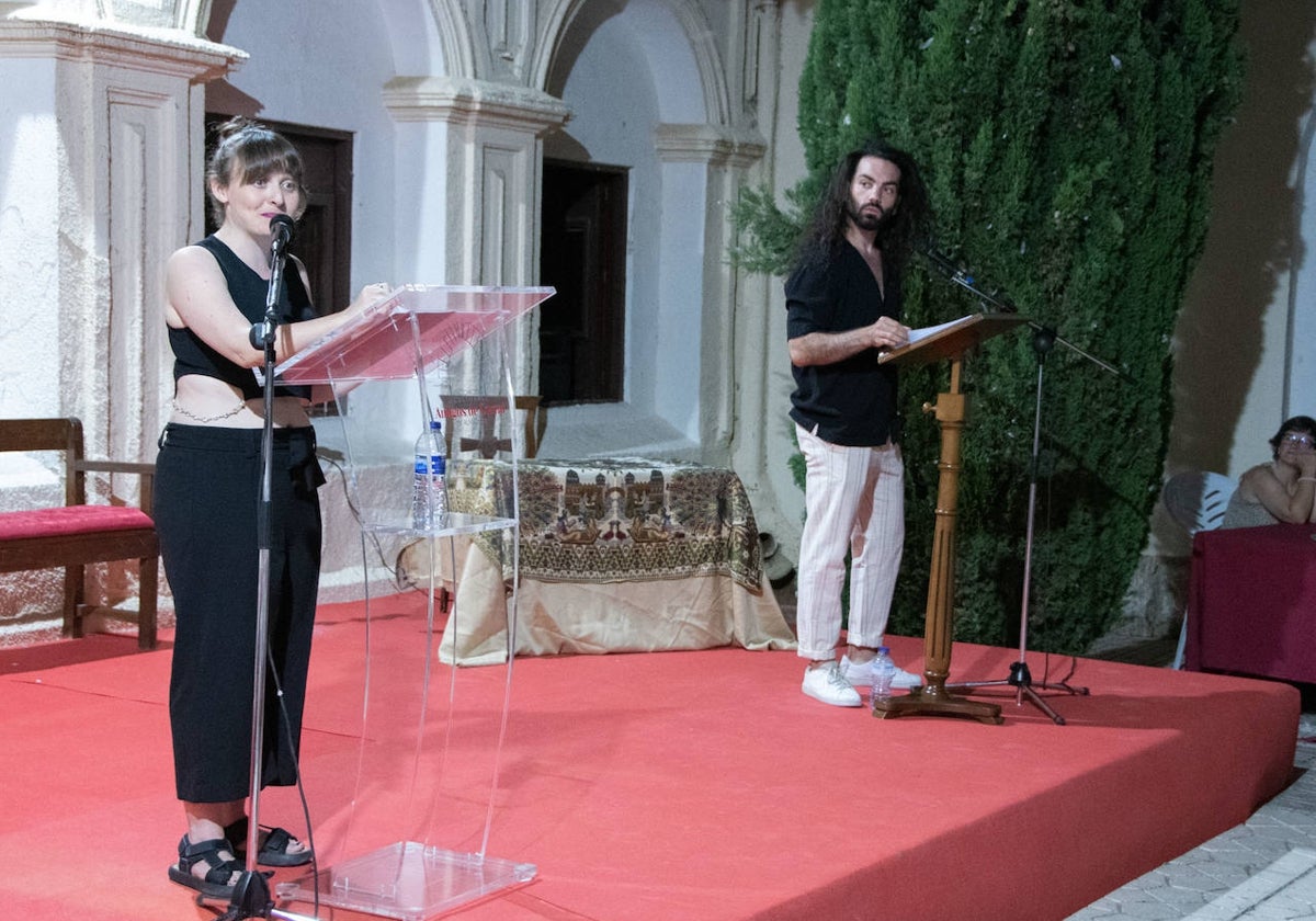 Los actores Helena y Alberto Novillo durante su actuación