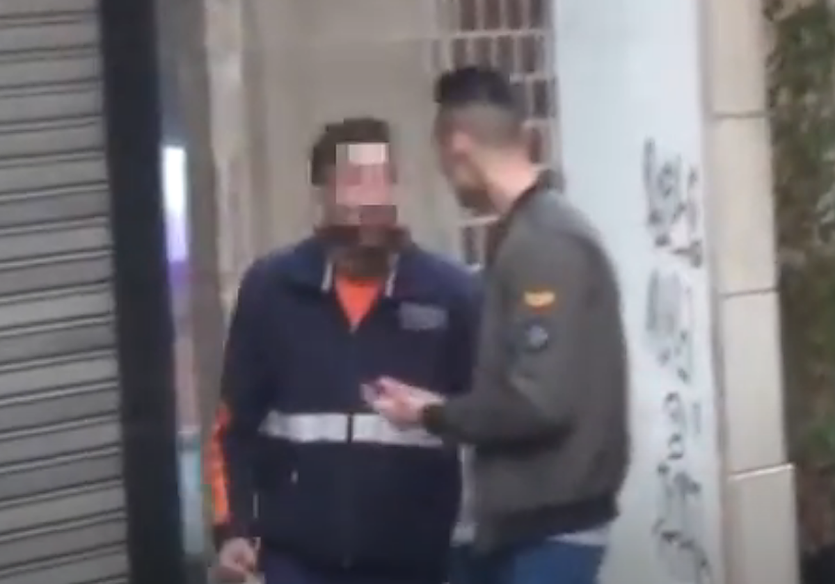 Fotograma del vídeo publicado en YouTube donde un hombre llama «caranchoa» a un repartidor