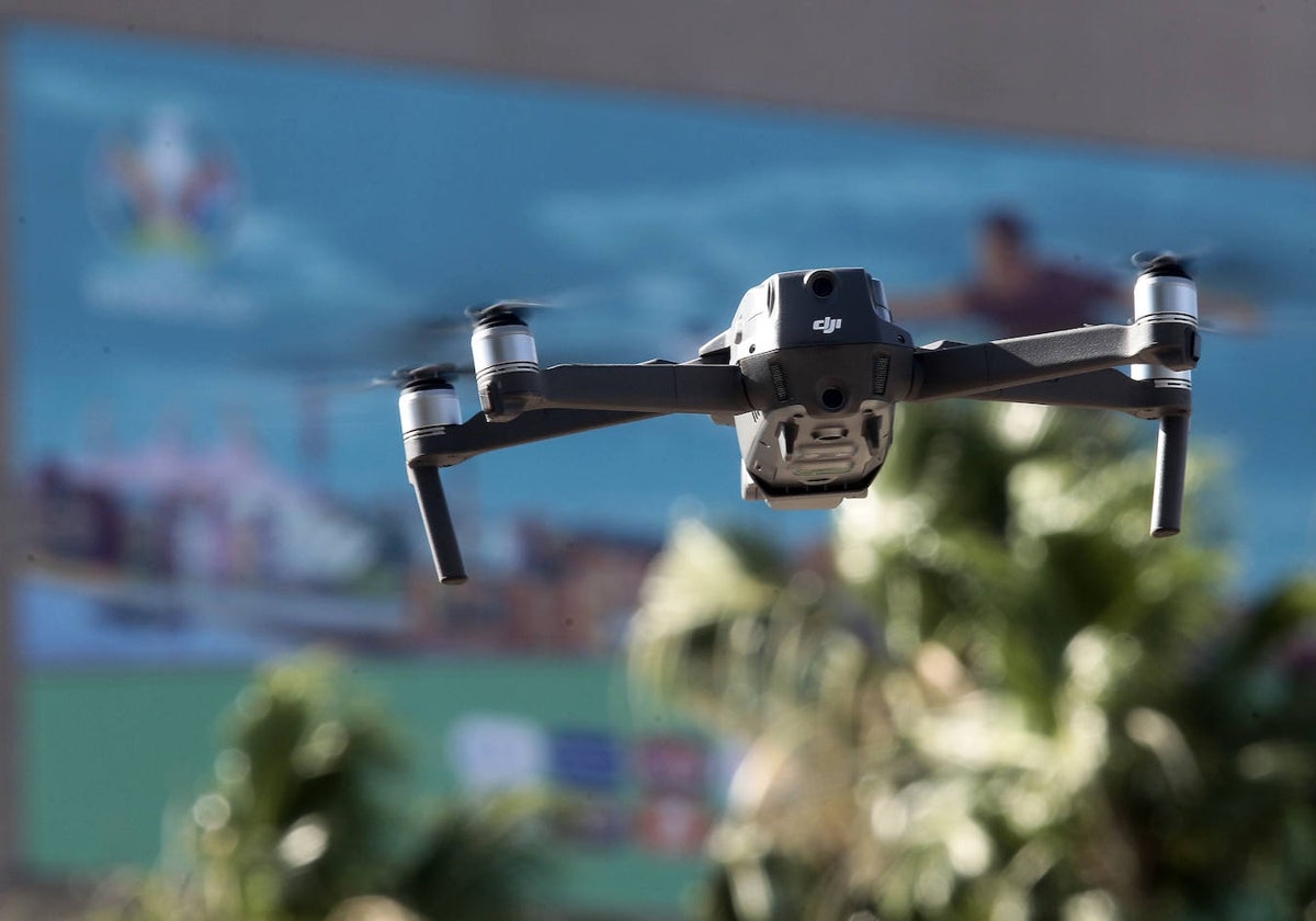 Un dron sobrevuela la ciudad de Sevilla durante una exhibición de la Policía Nacional