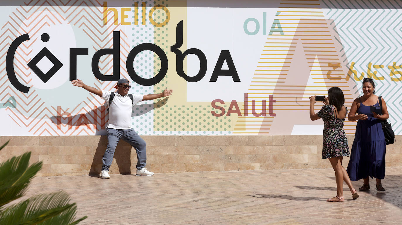 Los turistas y los hoteles se adaptan al calor en Córdoba