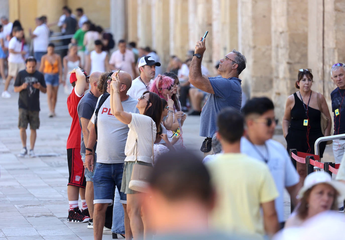 Los turistas y los hoteles se adaptan al calor en Córdoba