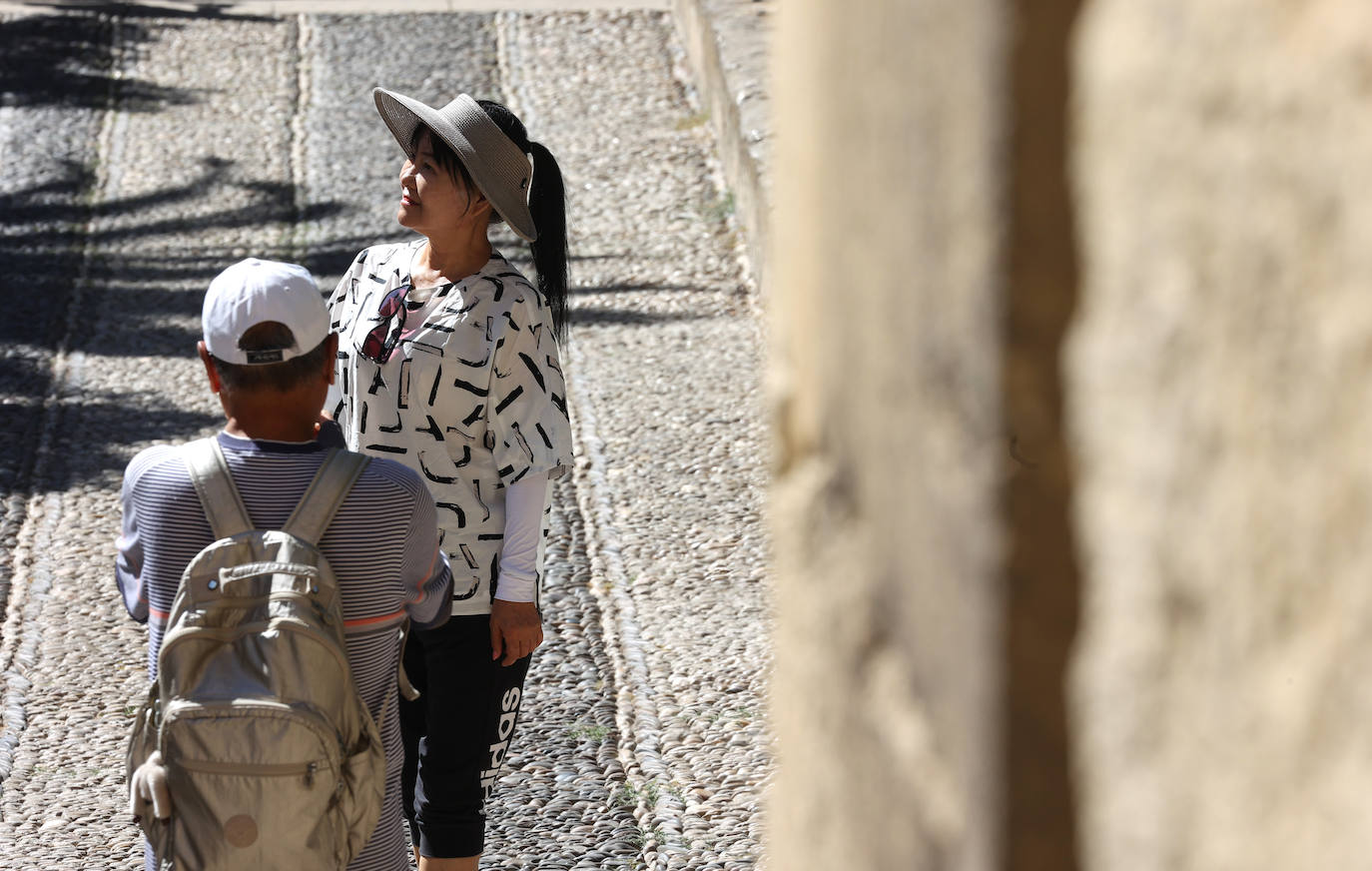 Los turistas y los hoteles se adaptan al calor en Córdoba