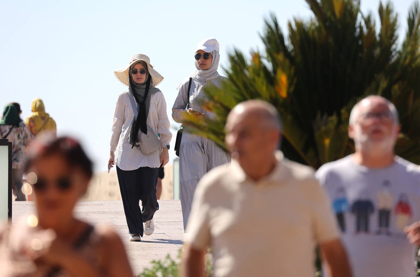 Los turistas y los hoteles se adaptan al calor en Córdoba