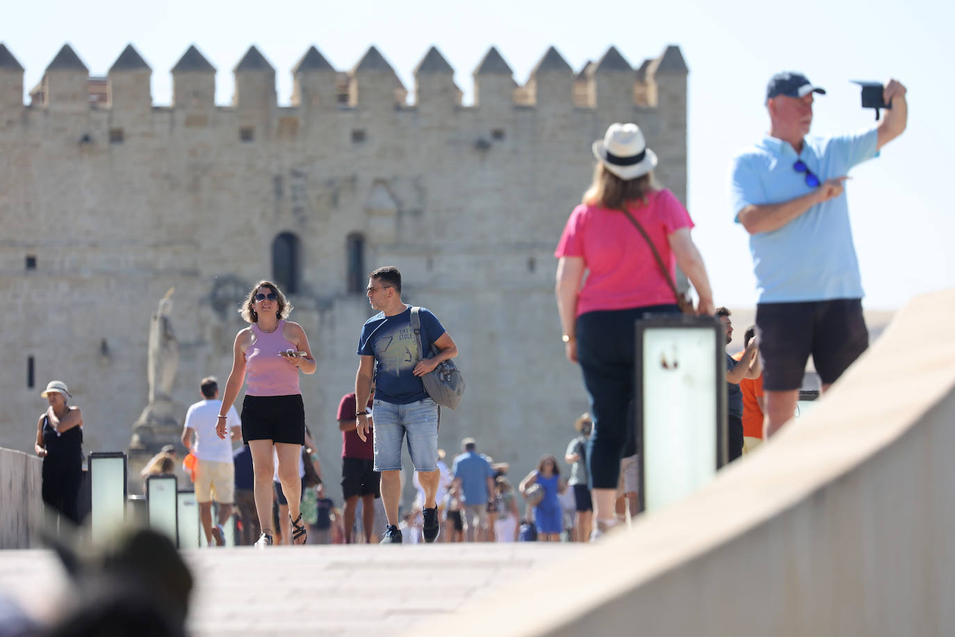 Los turistas y los hoteles se adaptan al calor en Córdoba