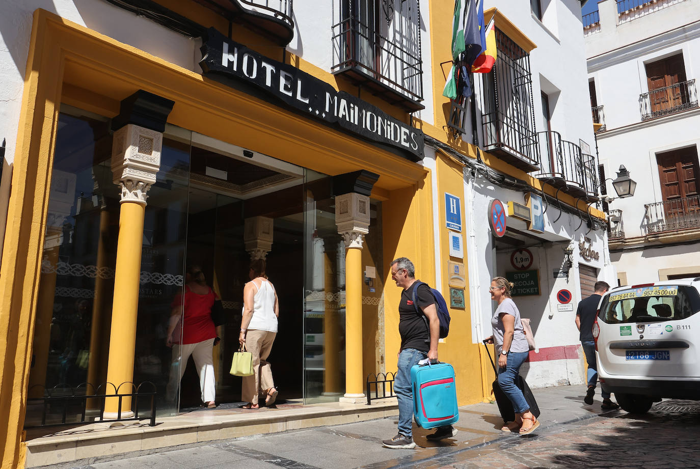 Los turistas y los hoteles se adaptan al calor en Córdoba
