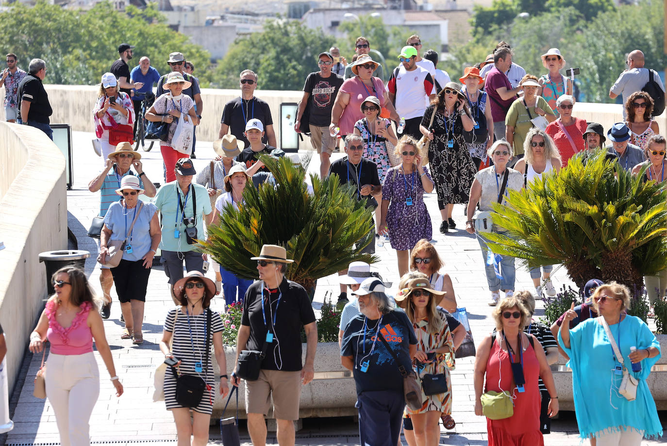 Los turistas y los hoteles se adaptan al calor en Córdoba