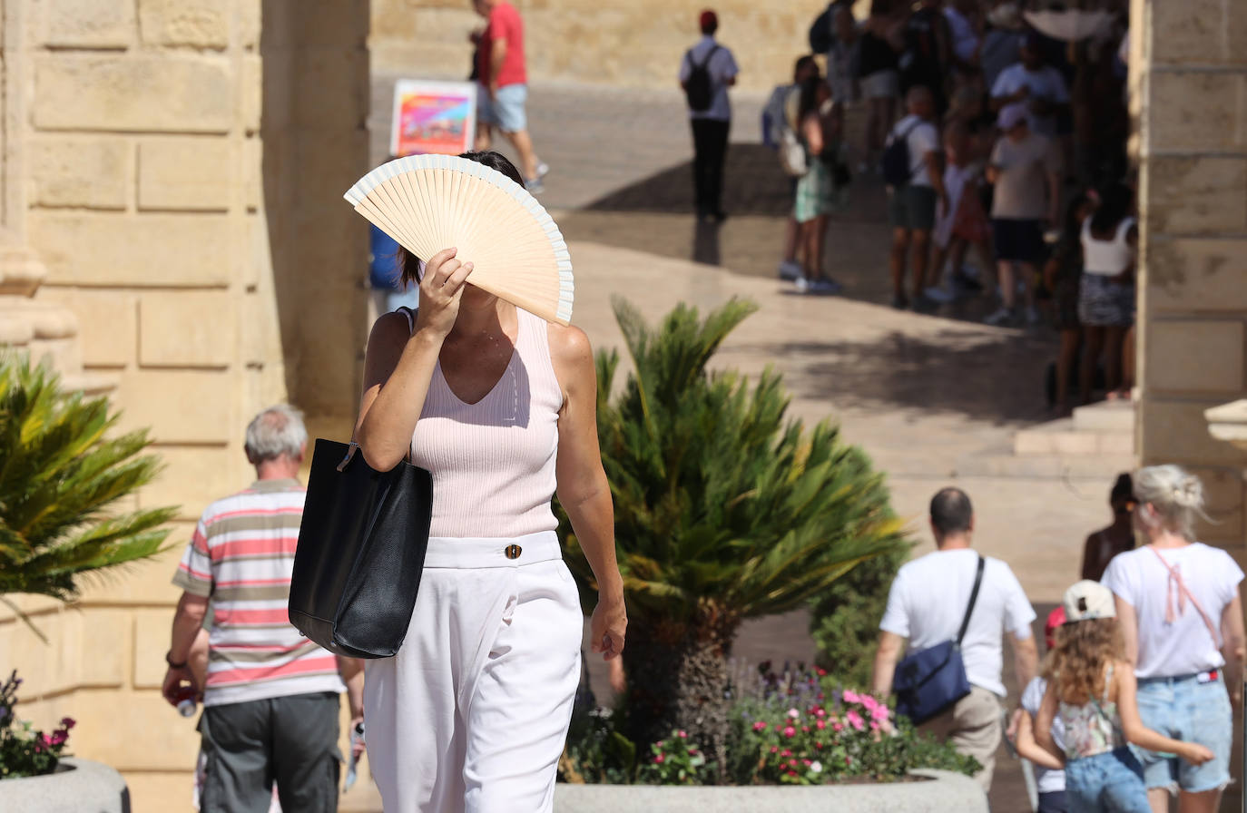 Los turistas y los hoteles se adaptan al calor en Córdoba