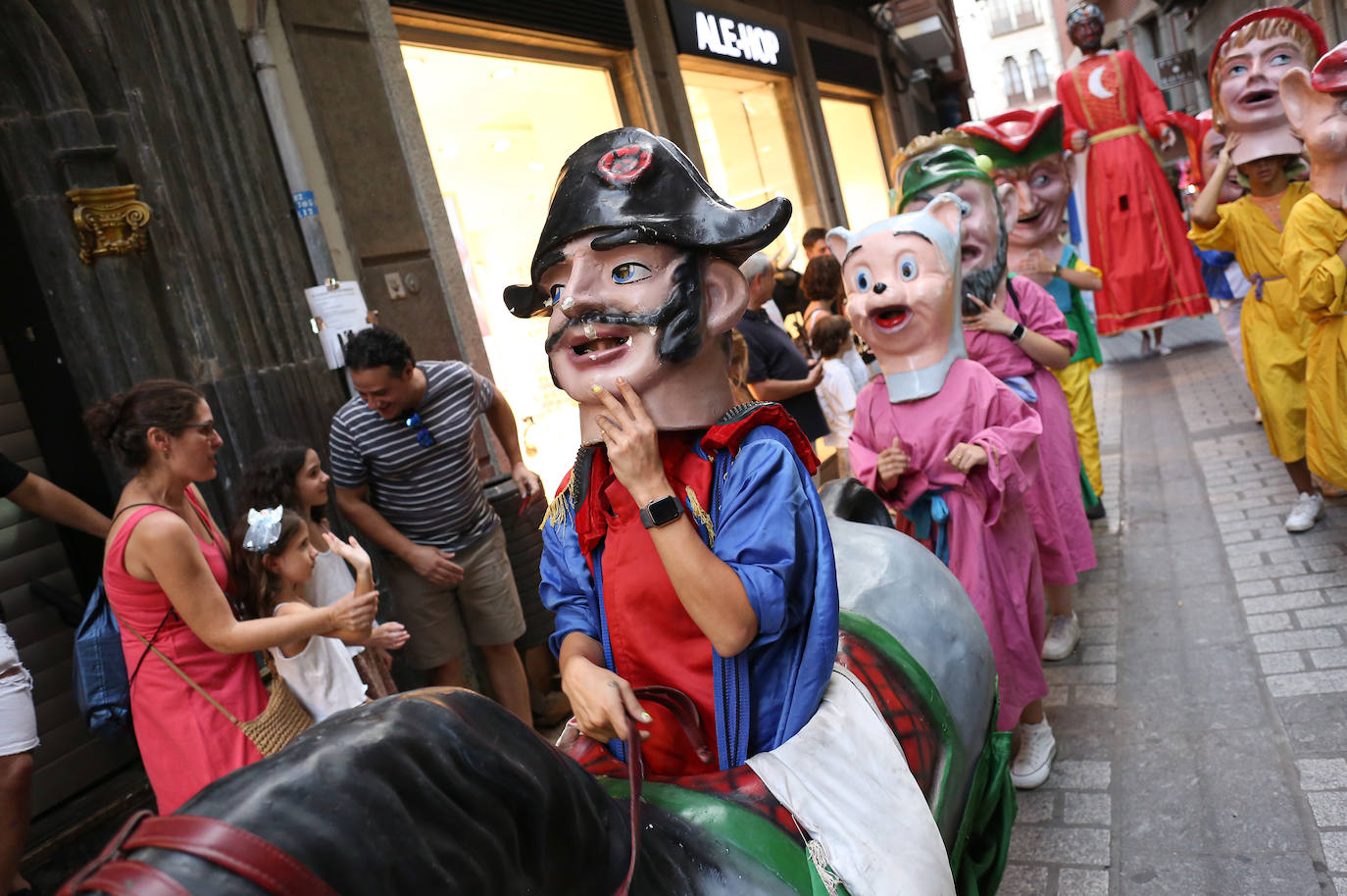 Los gigantones y cabezudos, preludio del día grande de la Feria y Fiestas de la Virgen del Sagrario