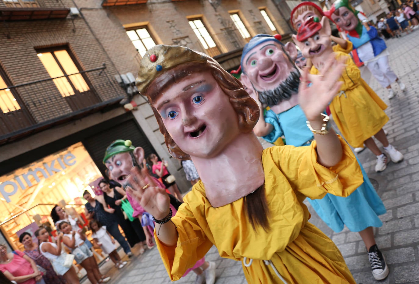 Los gigantones y cabezudos, preludio del día grande de la Feria y Fiestas de la Virgen del Sagrario