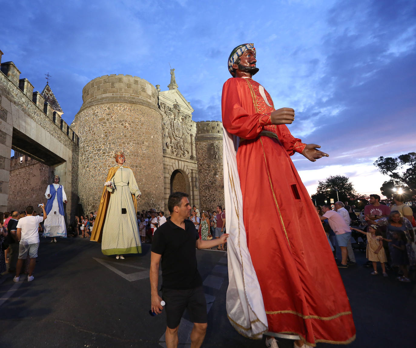 Los gigantones y cabezudos, preludio del día grande de la Feria y Fiestas de la Virgen del Sagrario