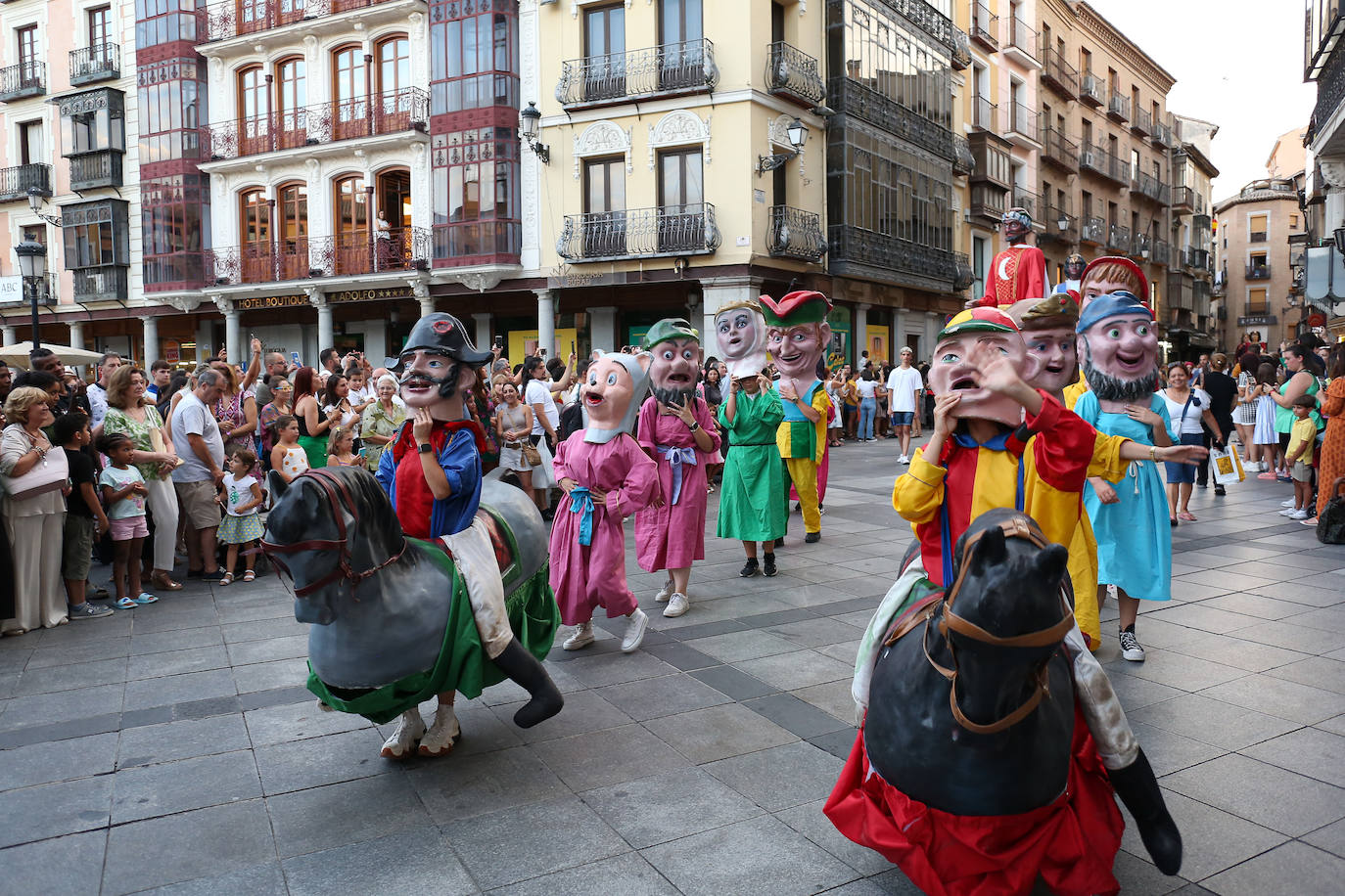 Los gigantones y cabezudos, preludio del día grande de la Feria y Fiestas de la Virgen del Sagrario