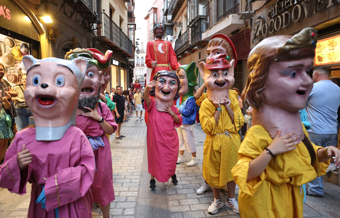 Los gigantones y cabezudos, preludio del día grande de la Feria y Fiestas de la Virgen del Sagrario