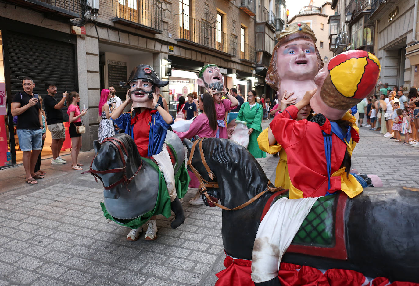 Los gigantones y cabezudos, preludio del día grande de la Feria y Fiestas de la Virgen del Sagrario