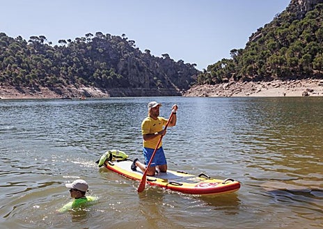 Imagen secundaria 1 - Los equipos del Summa 112 lograron interceptar a dos jóvenes que iban a subir a lo más alto de la presa para lanzarse, un acto que podría haber acabado en tragedia. Las acumulaciones de rocas en la costa son otro enclave desde donde se practican saltos, cuya imprudencia puede costar muy caro. Otros se aventuran a cruzar de orilla a orilla el pantano que, sin la preparación suficiente, puede resultar una acción mortal. 