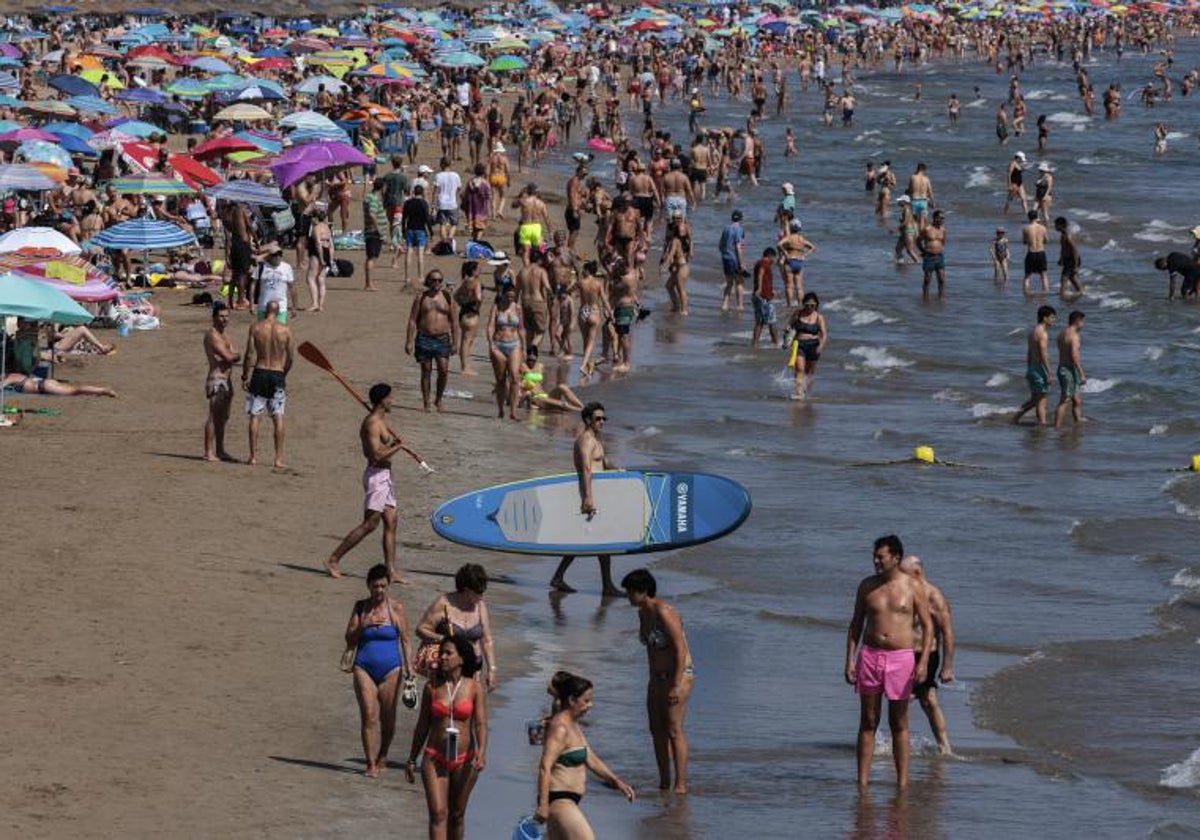 Imagen de archivo tomada el pasado domingo en una playa de Valencia